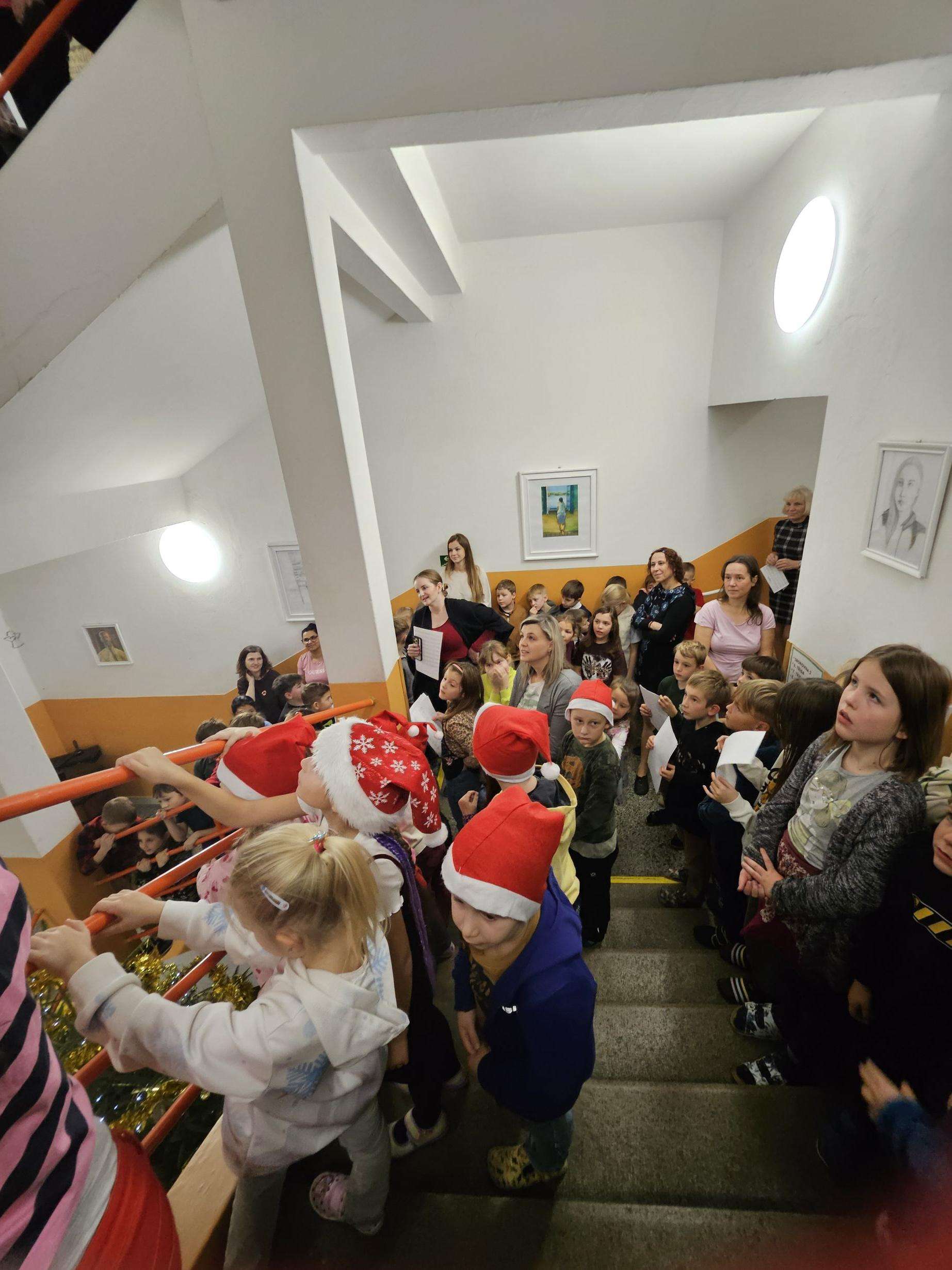 ZPÍVÁNÍ NA SCHODECH