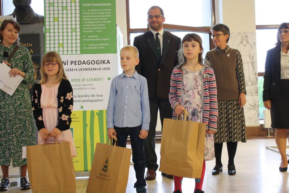 Děti ve školní družině se zúčastnily výtvarné soutěže LESNÍK VČERA A DNES