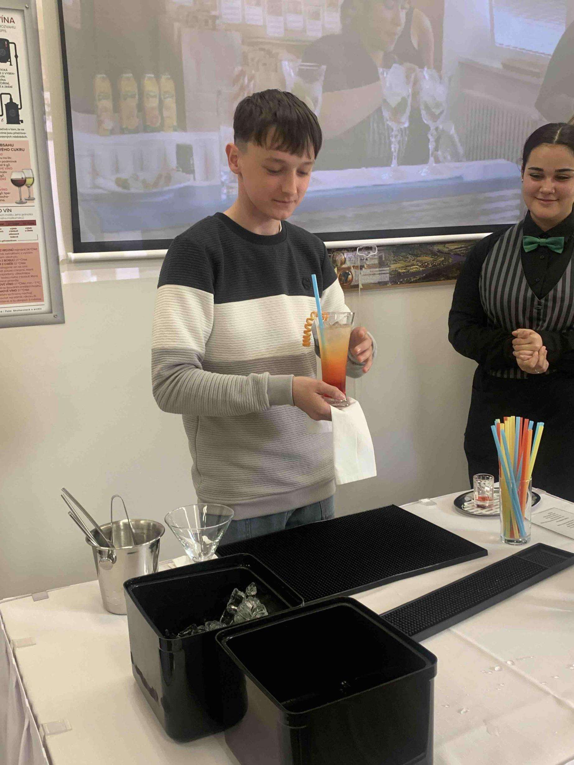 Barmanem na zkoušku